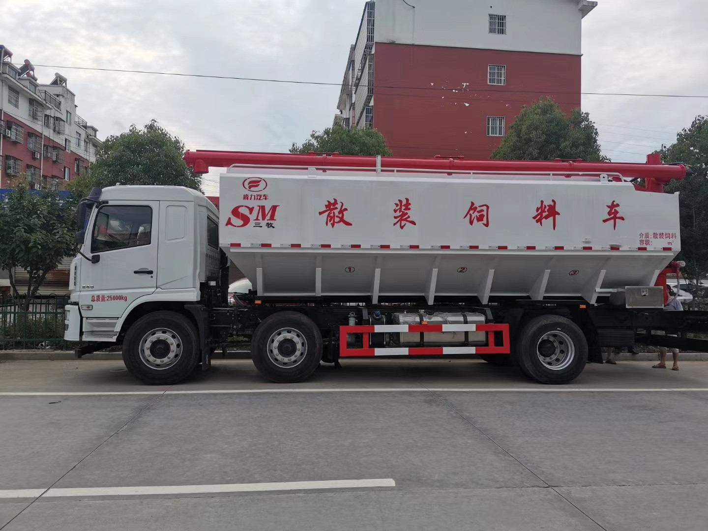 30方陜汽小三軸散裝飼料運輸車
